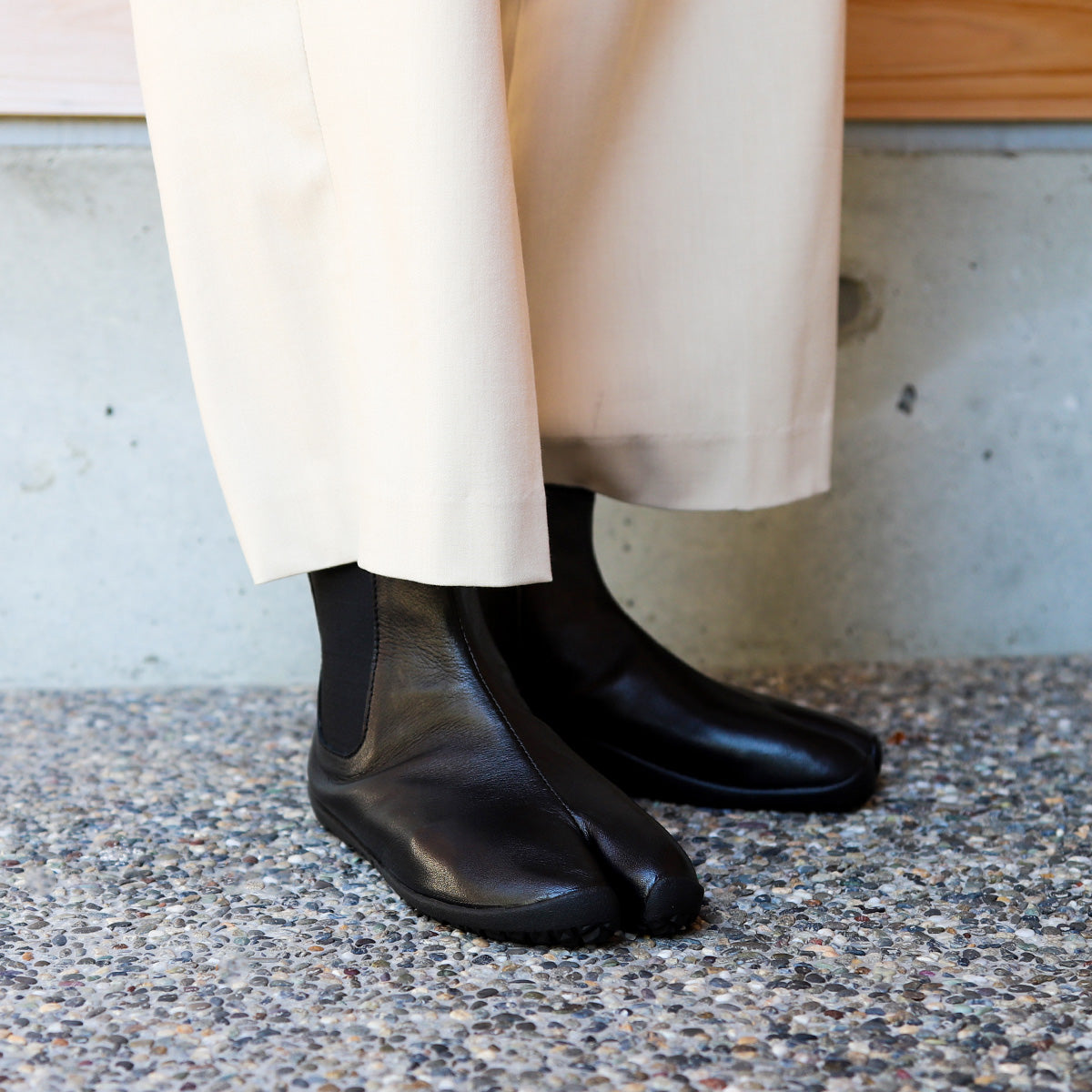 コンフォートな足袋シューズtabiRela（たびりら）国産レザーを使用した