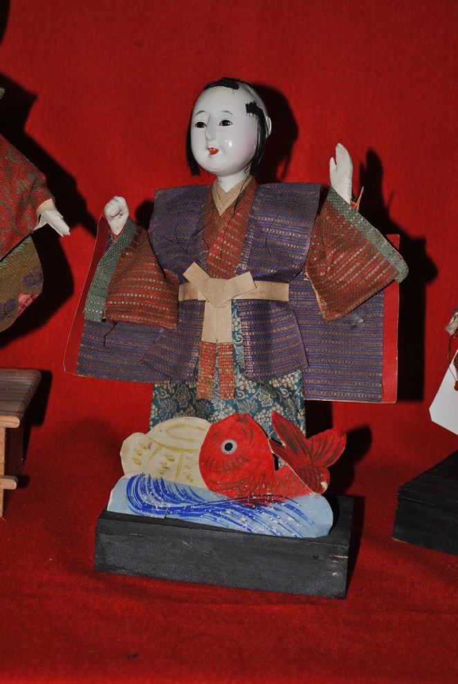 雛段の添え雛（「狆引の官女」他）: 南アルプス市ふるさと○○博物館の