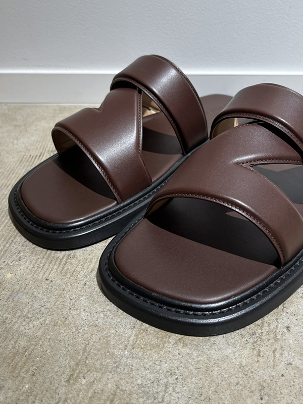 BOTTEGA VENETA（ボッテガヴェネタ） レザーサンダル ブラウン - margin