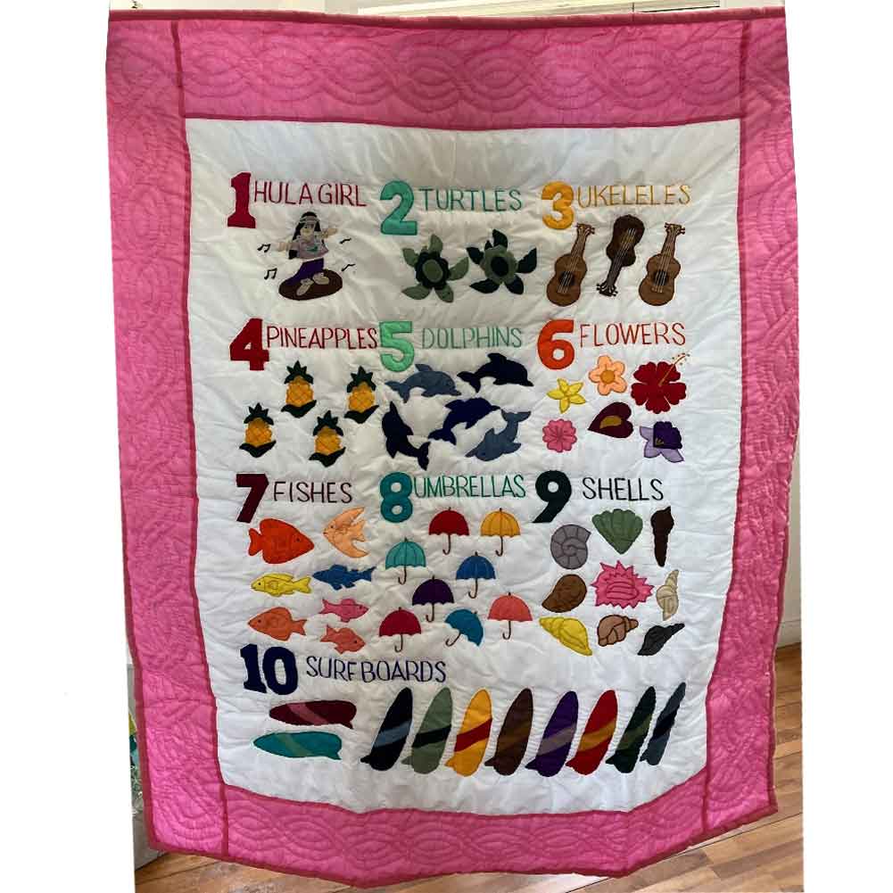 ハワイアンキルト ベビーブランケット 数字 ナンバー柄 ピンク 105