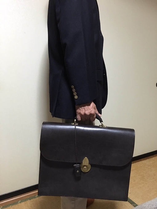 万双のブライドルレザーブリーフケースを1年使用してみた感想 - 【OGA