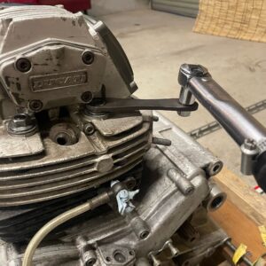 ドゥカティ900SSのエンジン腰上の組み上げ方と規定トルク |