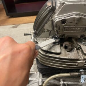 ドゥカティ900SSのエンジン腰上の組み上げ方と規定トルク |