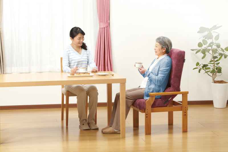 骨盤を立てて視線を上げる椅子「円背サポートチェア」 | フランス