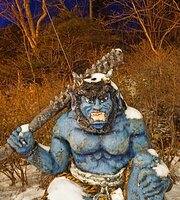 神社への階段の脇に立つ赤鬼と青鬼と祠。 - Picture of Onibokora