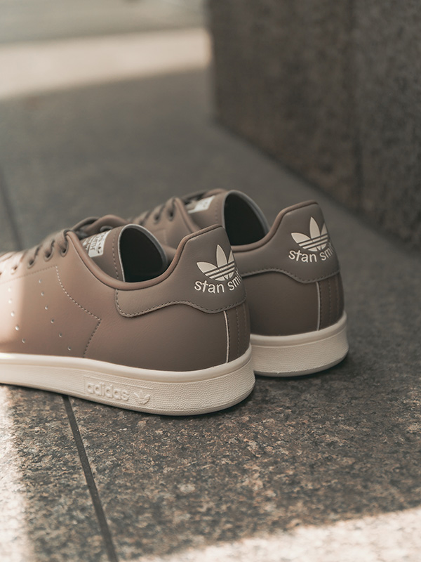 adidas Originalsよりメゾンな空気感纏うトープカラーの限定モデルが