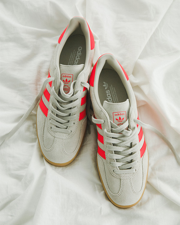 ショッキングピンクのカラーリングがアイコニックなadidas Originals