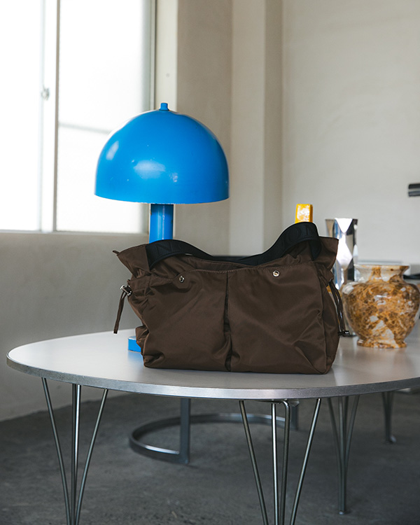 どんなシーンにも寄り添うNOMADISの気分なBROWNの別注カラー NOMADIS