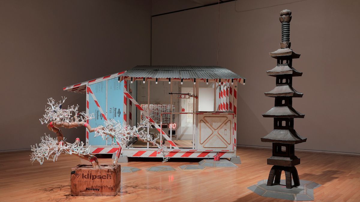 トム・サックスがD.I.Y.で表現した、茶の湯を取り巻く世界──「ティー