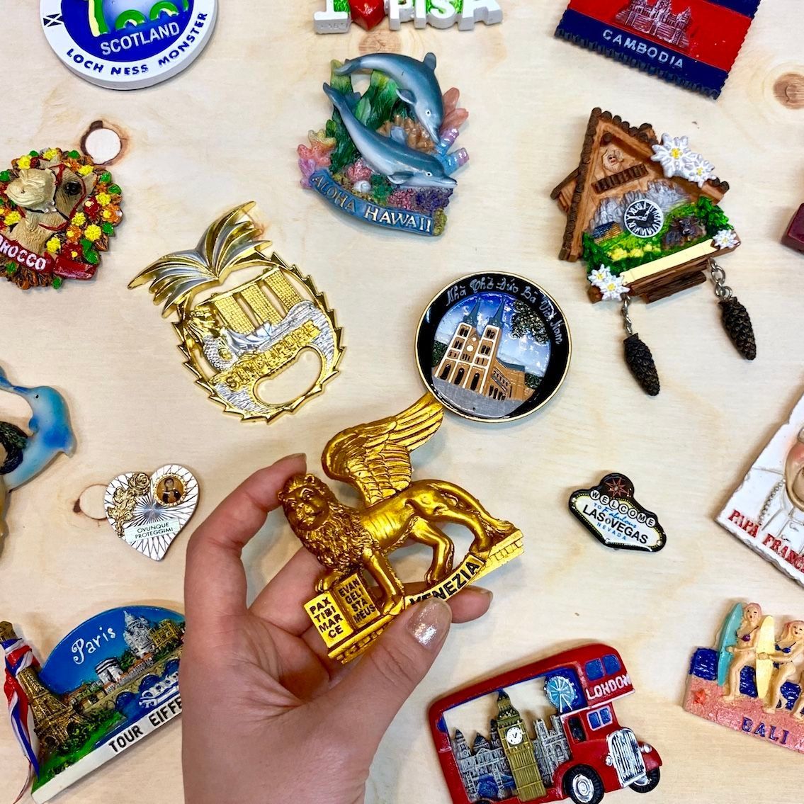 世界各地の旅行先で集めた、個性豊かなマグネット。【手のひらの宝物