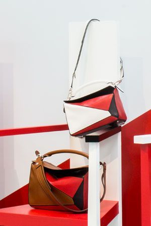 ロエベ展が日本橋三越本店で開催。新作や新色のバッグが先行発売