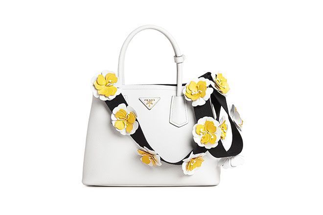 プラダ、夏らしいカラフルなフラワーバッグストラップを発売。 | Vogue
