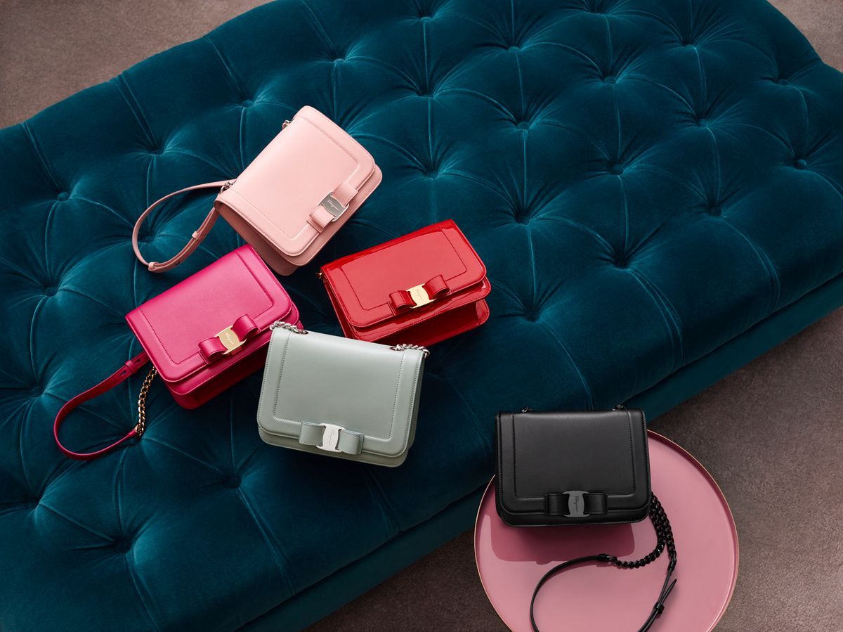 サルヴァトーレ フェラガモから新作ハンドバッグ「ヴァラ・レインボー