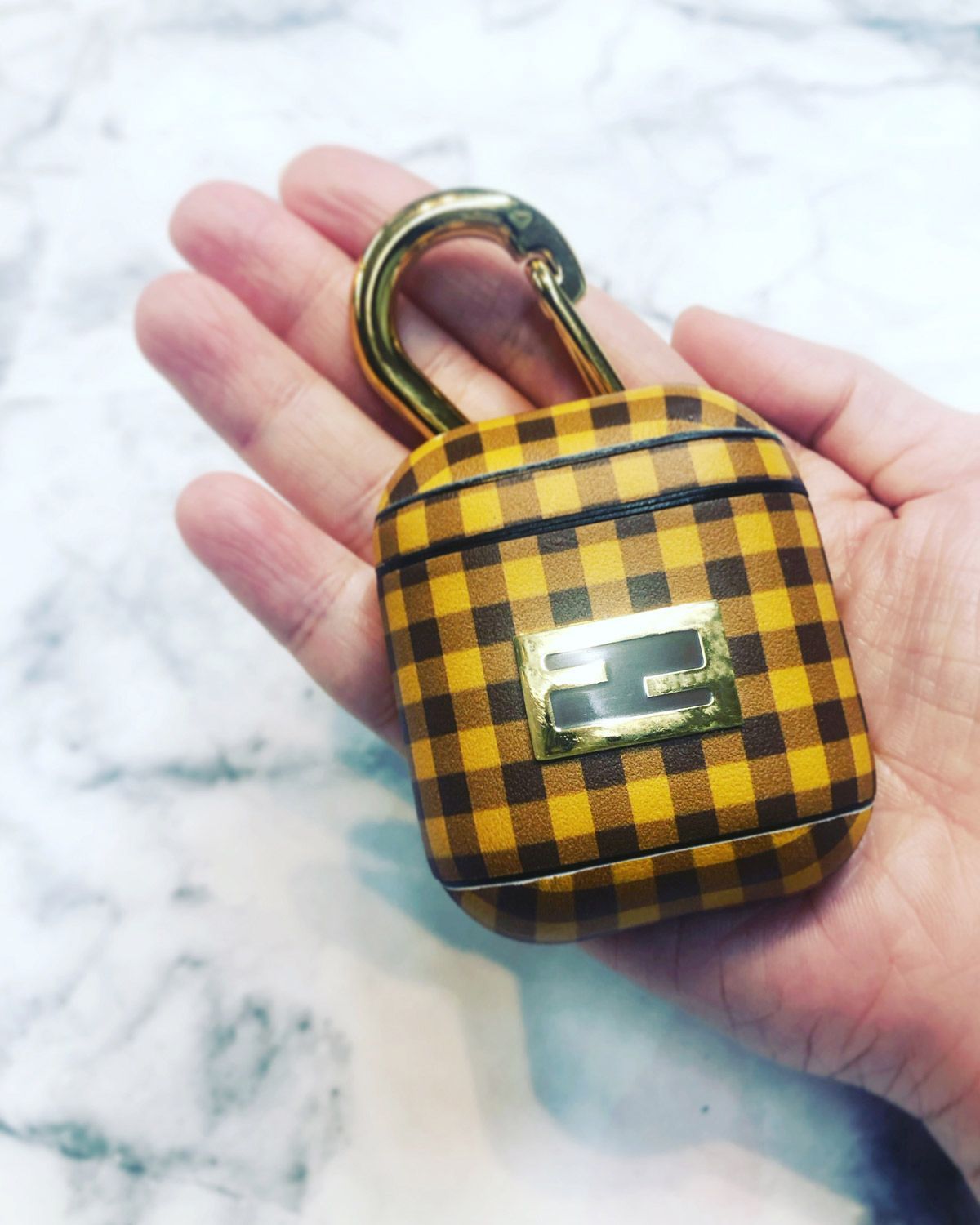 ギンガムチェックが愛らしい、フェンディのAirPodsケース。【手のひら