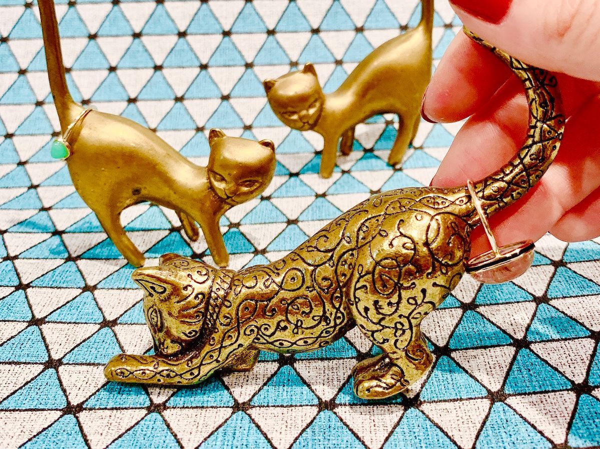 真鍮の色合いとフォルムに一目惚れした猫の置物。【手のひらの宝物