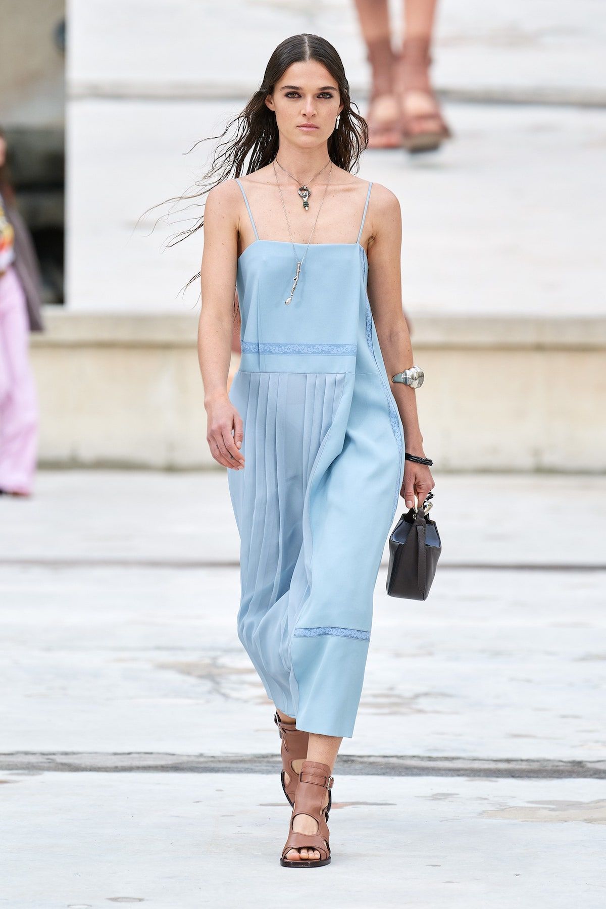 クロエやヴェルサーチェなど。1枚で潔く、ヘルシーに。キャミソール