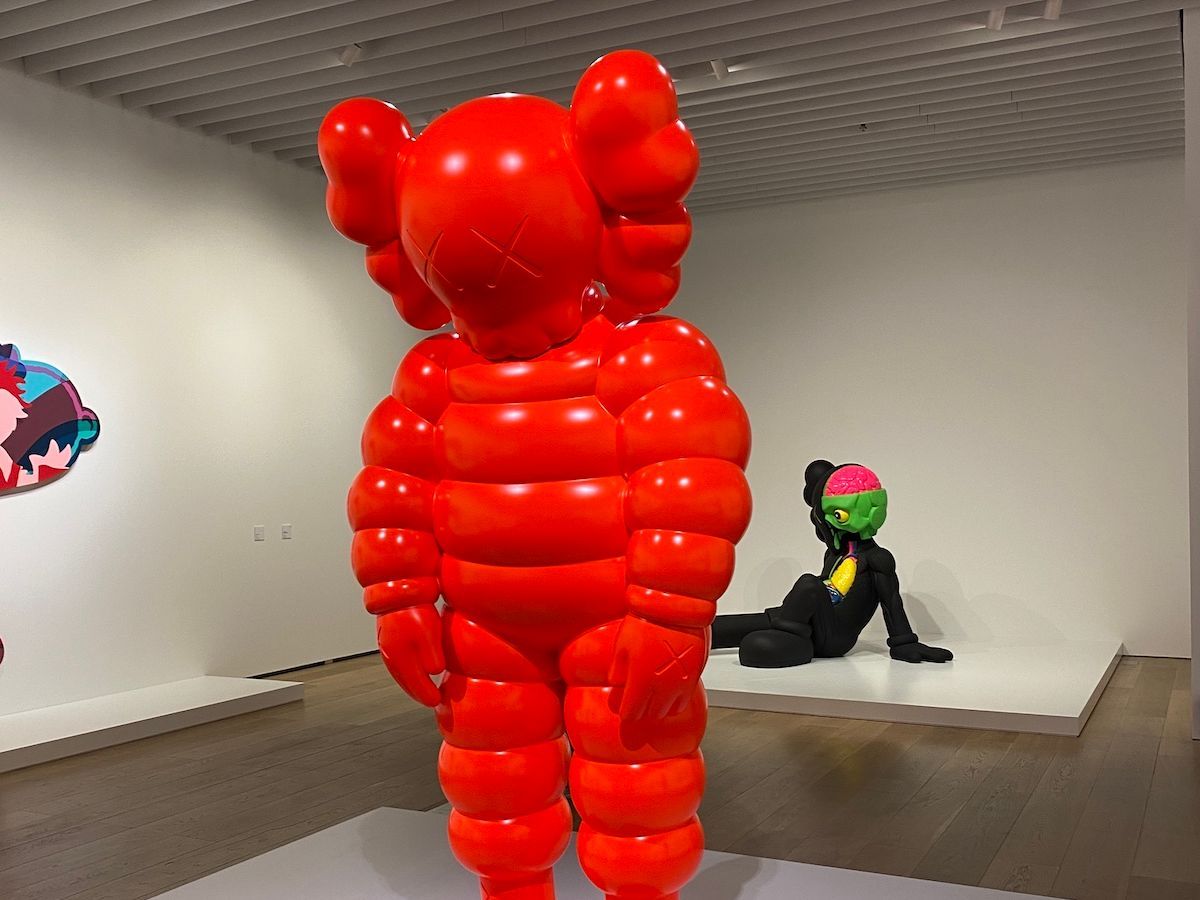 KAWS（カウズ）展、徹底レビュー！20年のキャリアの軌跡が集結する