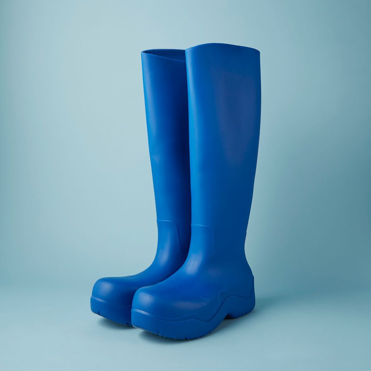 雨の日の通勤も楽しくなる！ボッテガ ヴェネタのラバーブーツでつくる