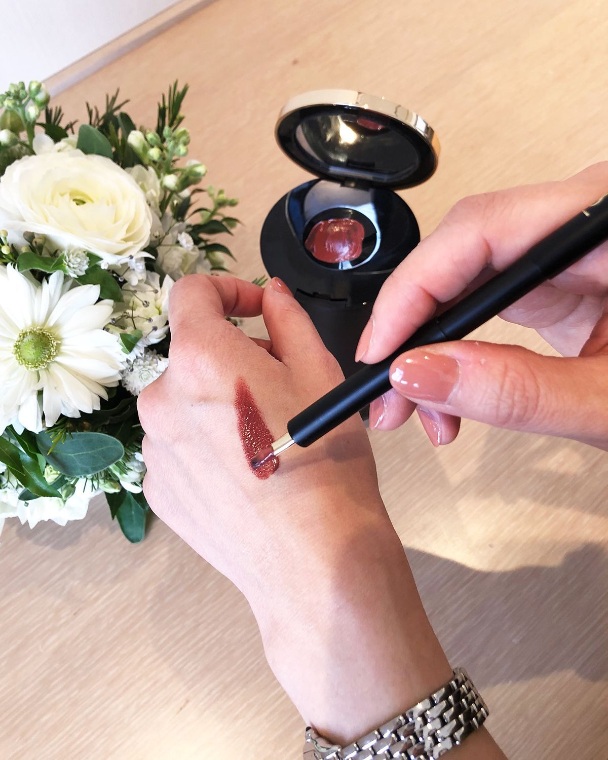 日本初上陸！ オンデマンドで色を作れる、YSLのAI搭載リップデバイスが