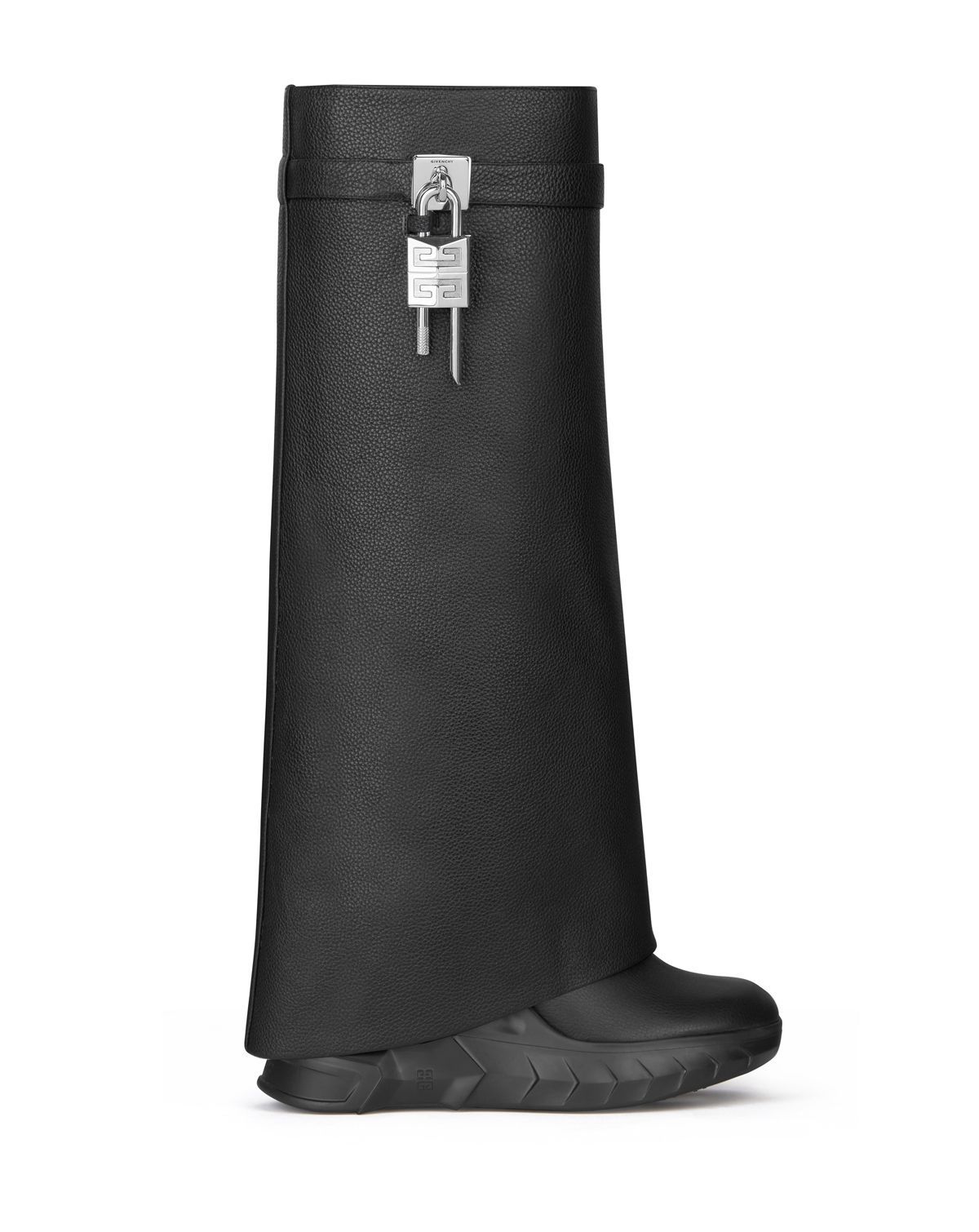 定番のロングブーツは、ひねりのある一足で周りと差を【エディターの