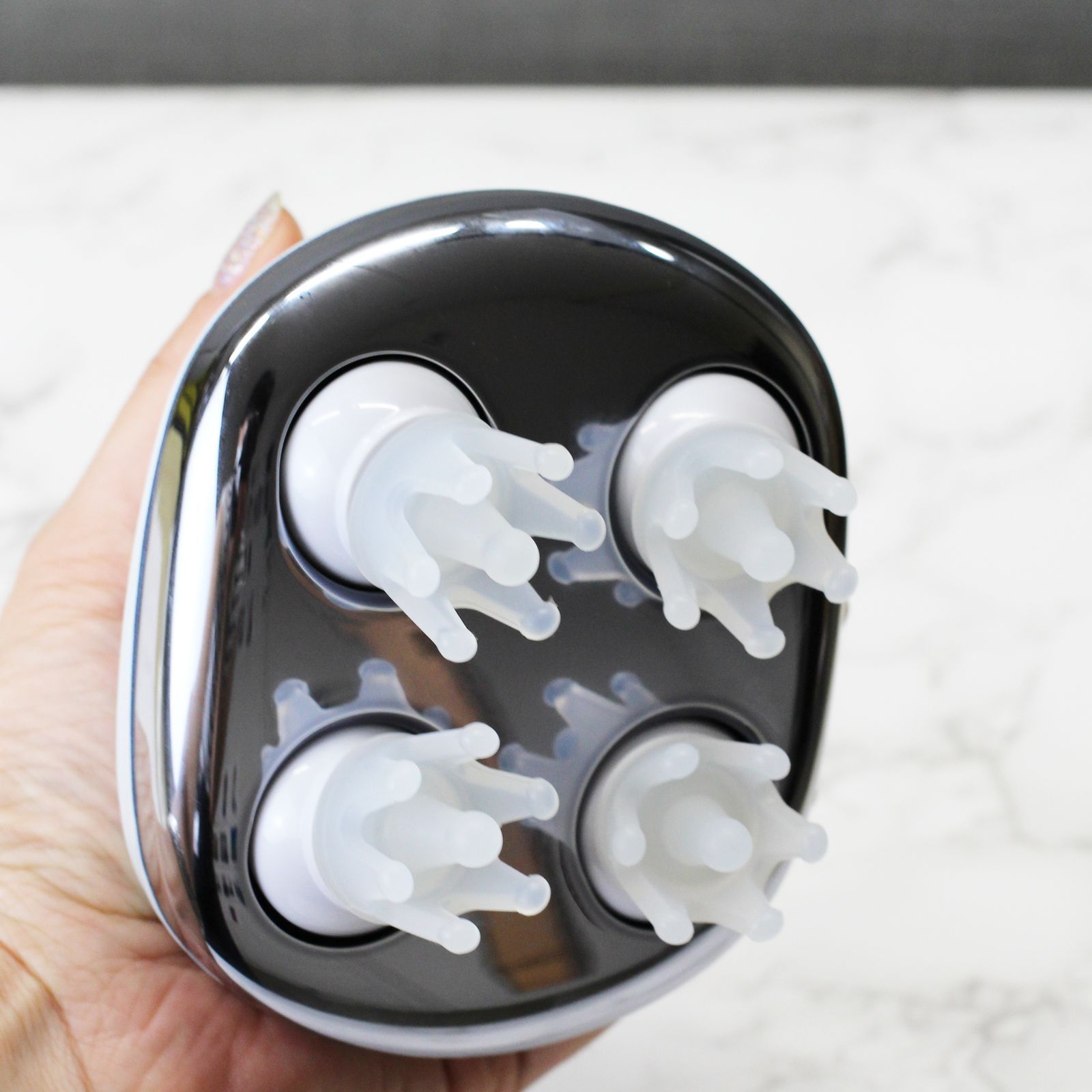 もみほぐし感、より深く。リファの進化版ヘッドマッサージャーで本格