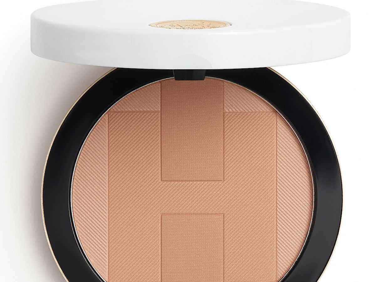 エルメスのベースメイクアイテムにフェイスパウダーが仲間入り | Vogue