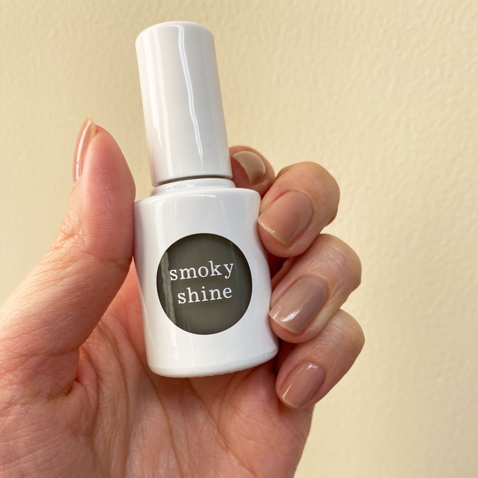 大人の肌にも絶妙になじむ、ウカのサクラ色ネイル【エディターが選ぶ