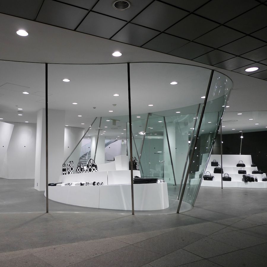 コム デ ギャルソン青山店が増床リニューアル。新作バッグが先行発売に