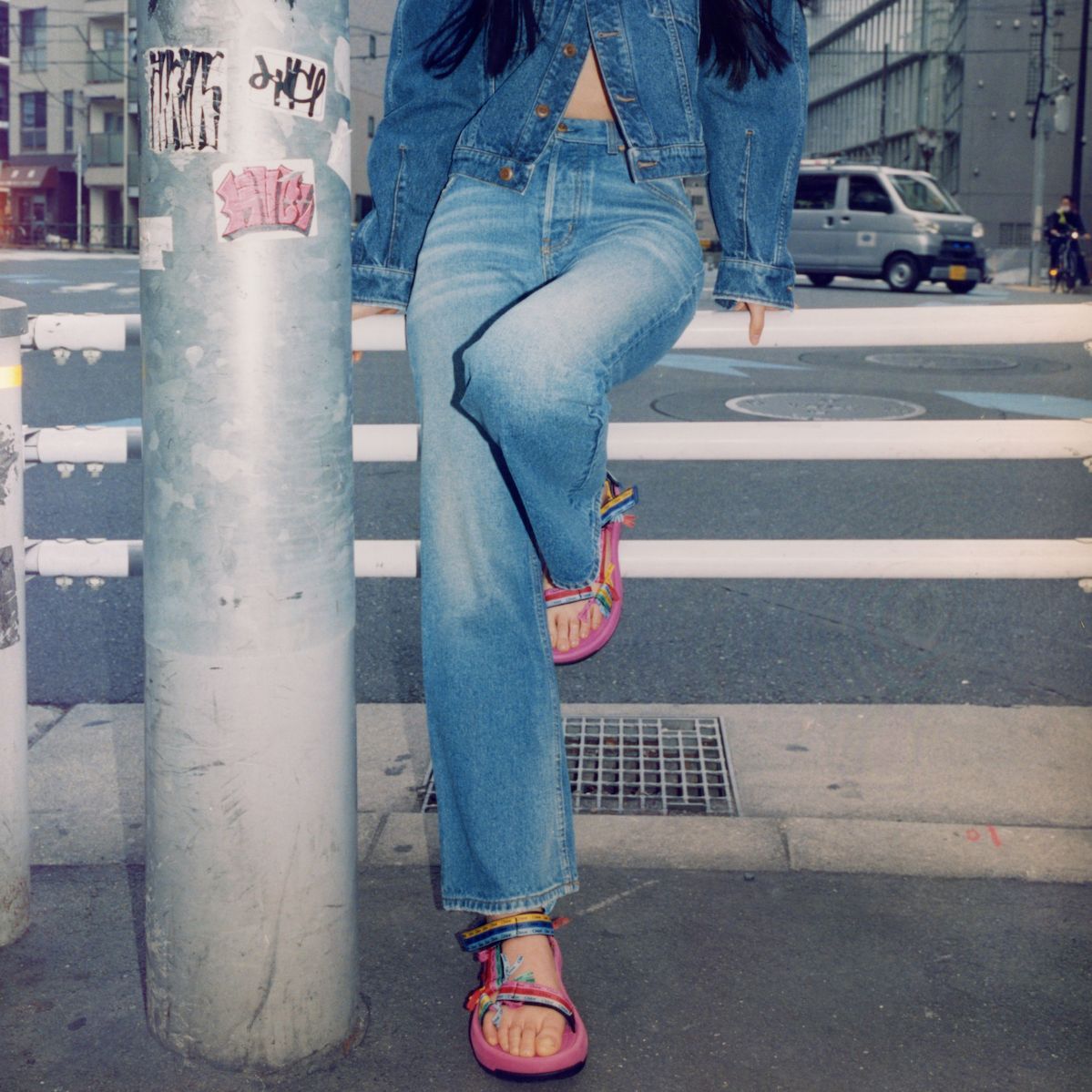 クロエがTEVAとコラボ！ エクスクルーシブなフットウェアコレクション