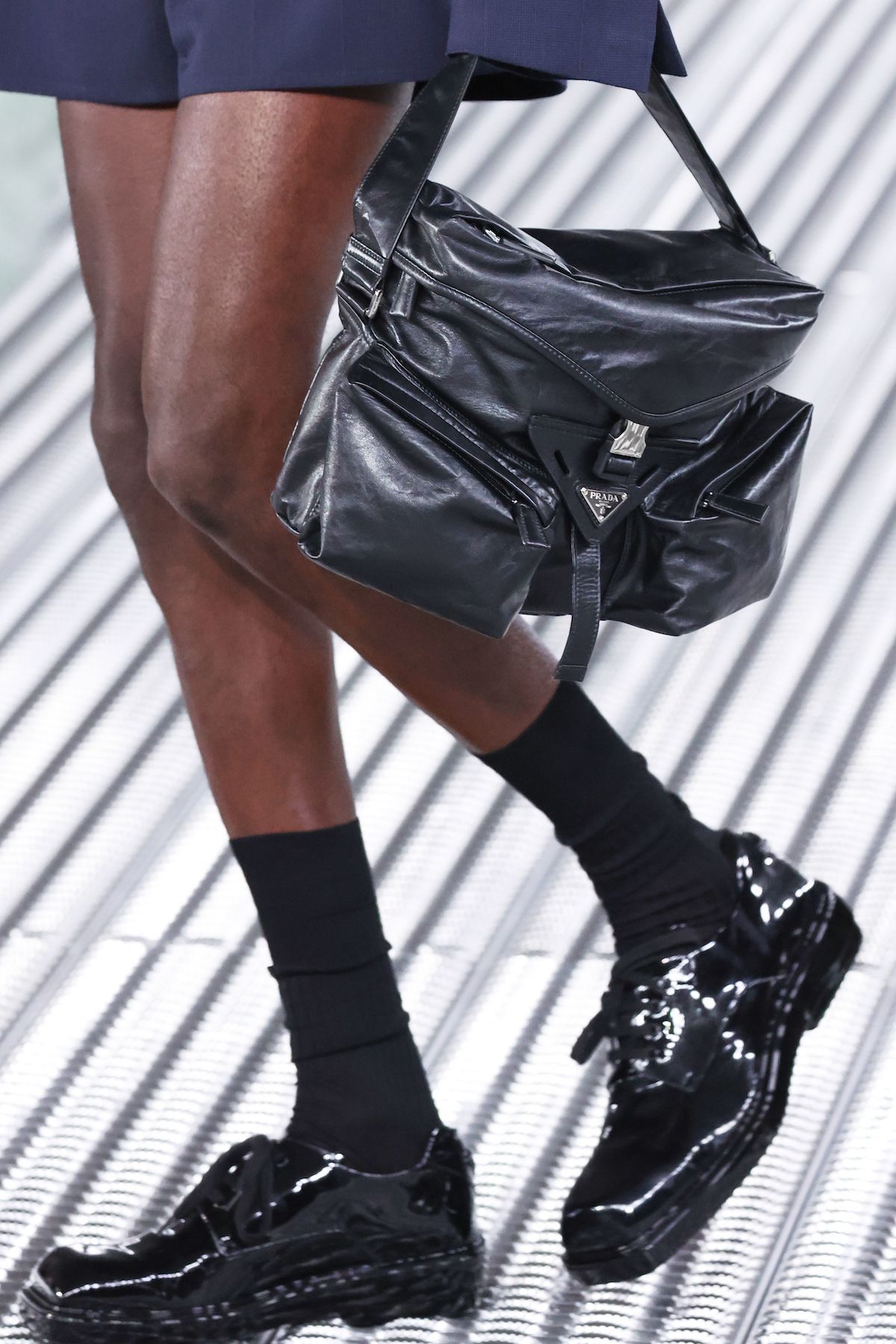 プラダはシャツを“流動的”にアレンジ。天井からスライムが流れる驚きの