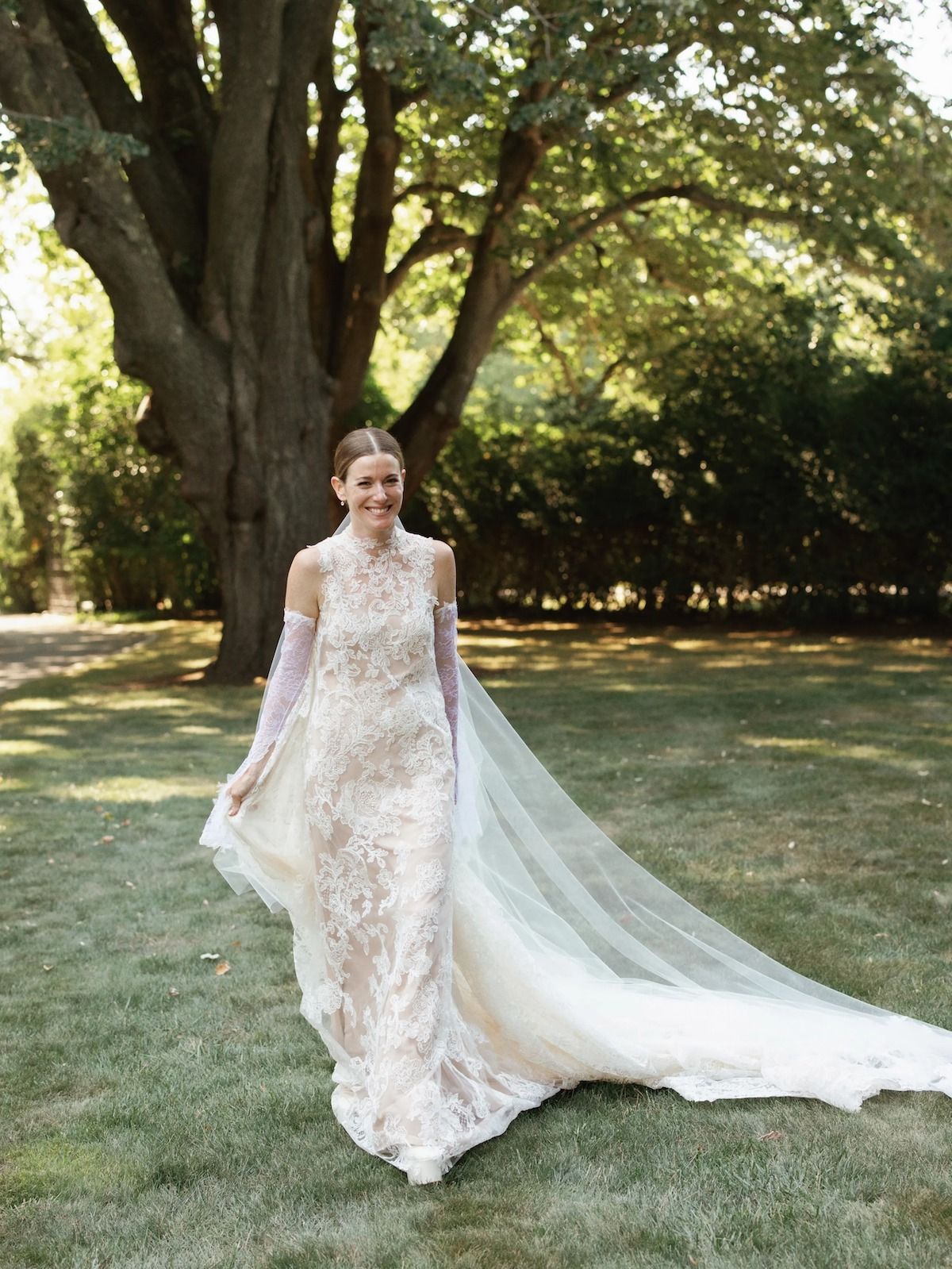 おしゃれなガーデンウエディングのお手本！花嫁が纏ったヴェラ・ウォン