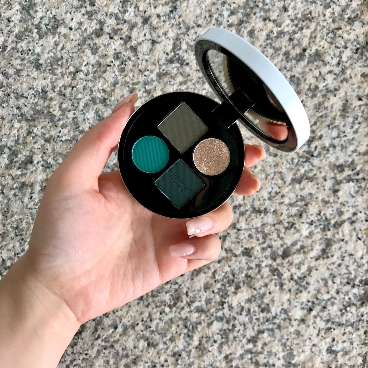 ホリデー気分を盛り上げる、「エルメス・ビューティ」の新作アイ