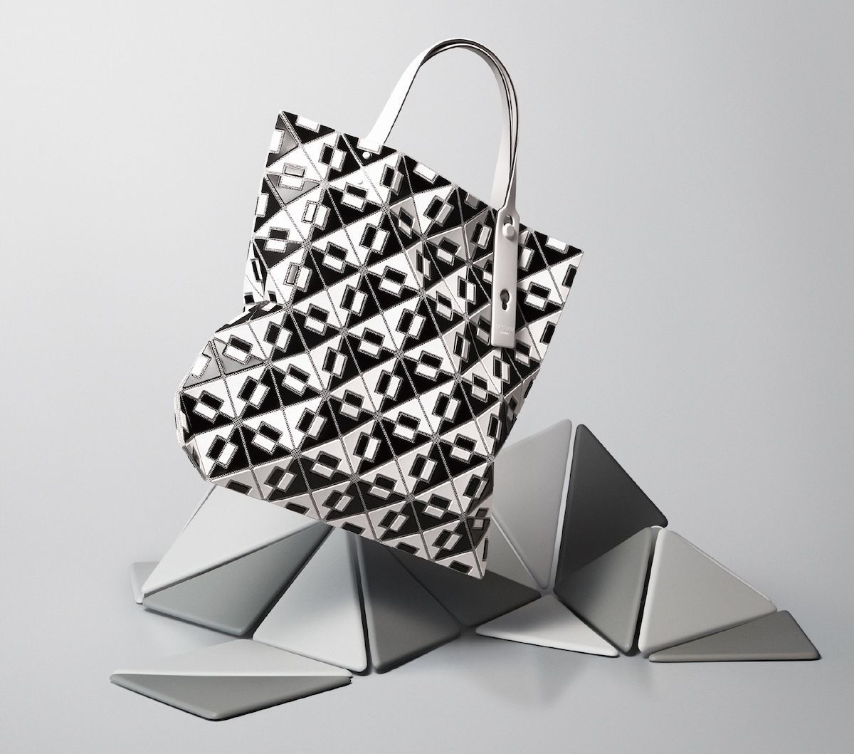 バオ バオ イッセイ ミヤケから新作バッグが登場。グラフィカルな主役