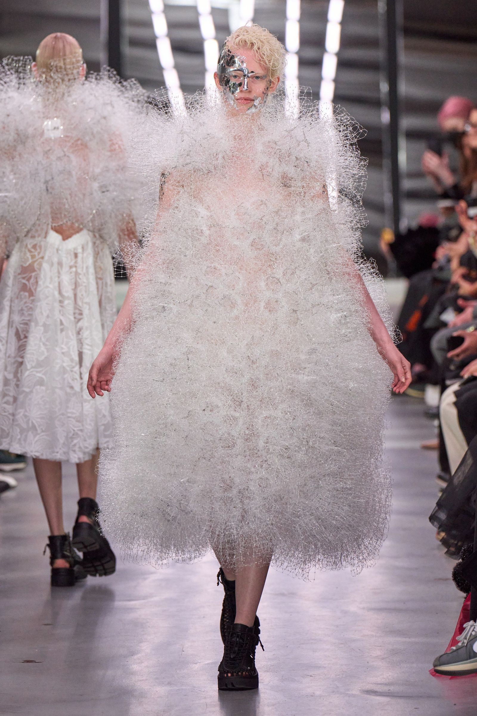 ノワール ケイ ニノミヤが繰り広げたモノクロームの世界。小さなパーツ