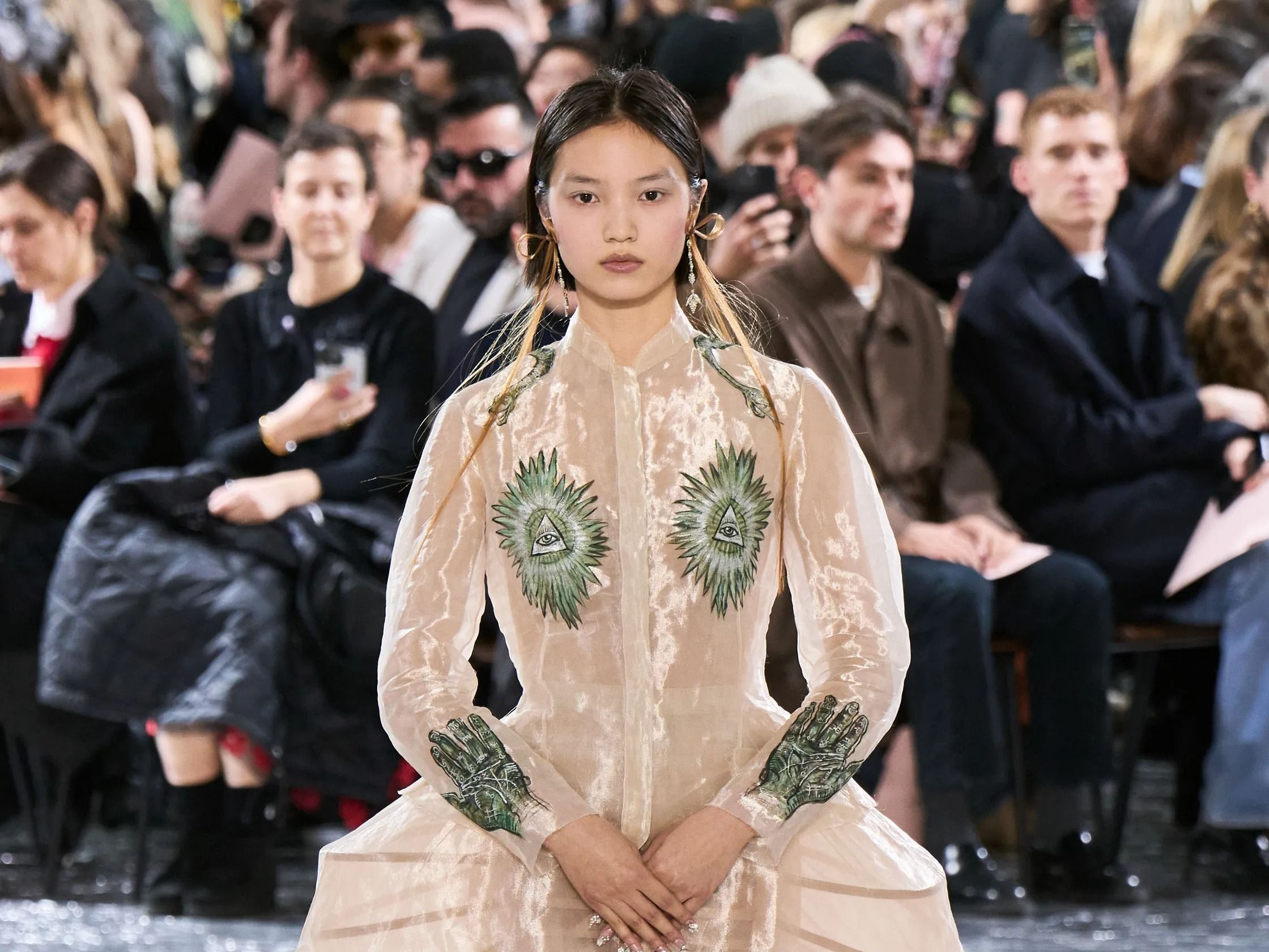 シモーン・ロシャ×ジャンポール・ゴルチエ、2つの才能が描く美しき讃美