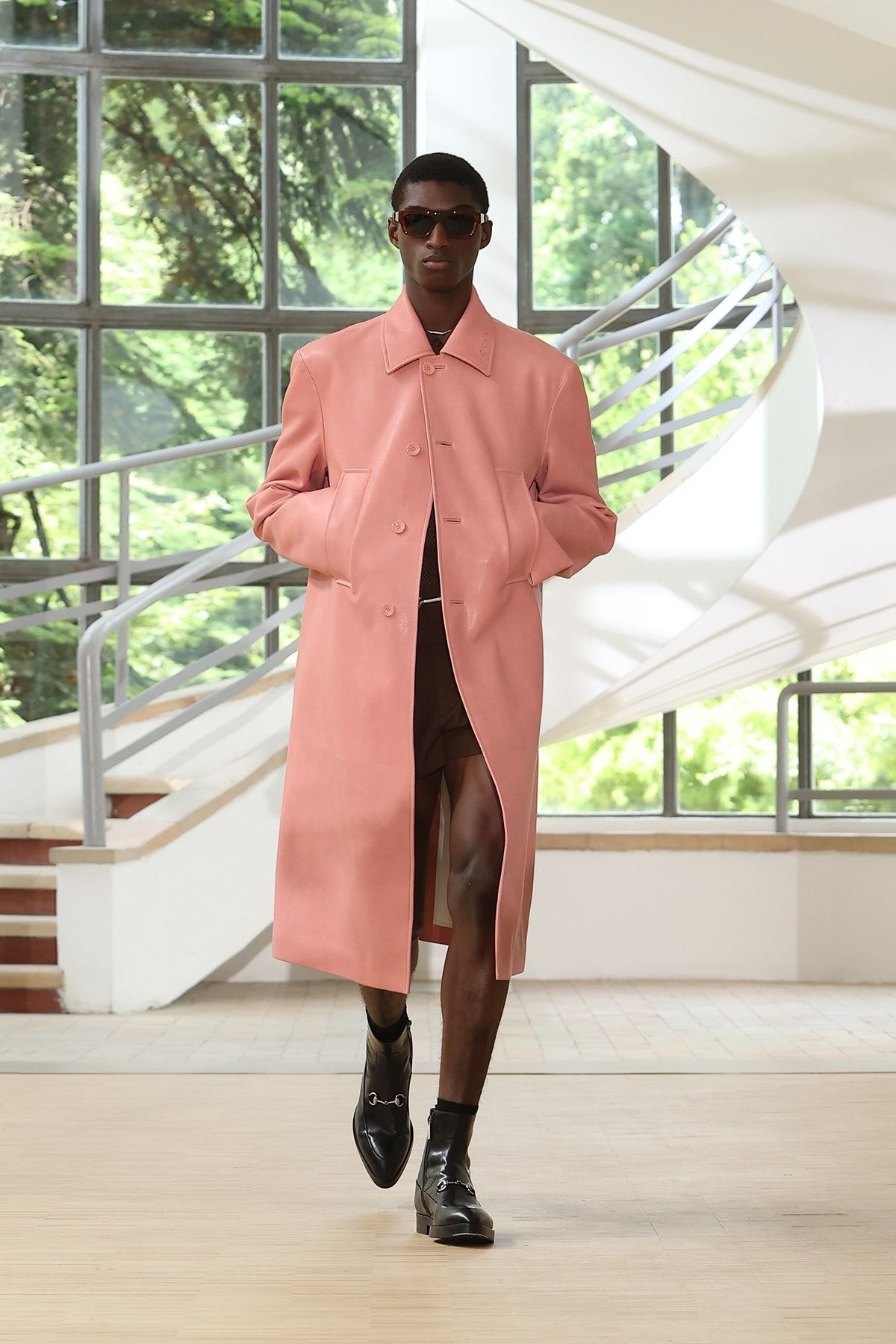 グッチ、都市と海辺をテーマに掲げた、サバト・デ・サルノの新たな