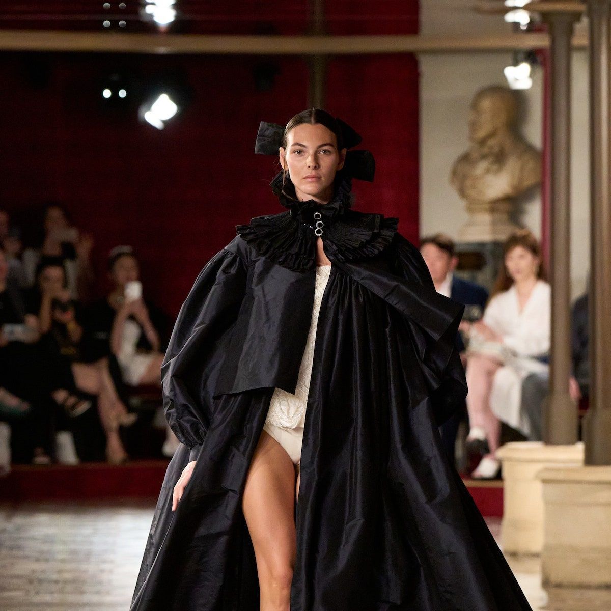 シャネル、パリ国立オペラ座のガルニエ宮で奏でるシアトリカルな洗練