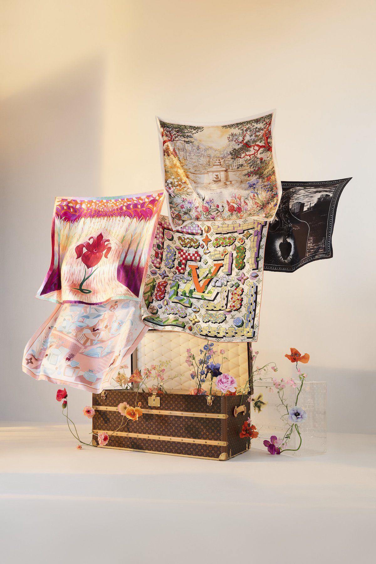 ルイ・ヴィトン、新作｢LV アート・シルク スクエア｣を発表。5人の著名