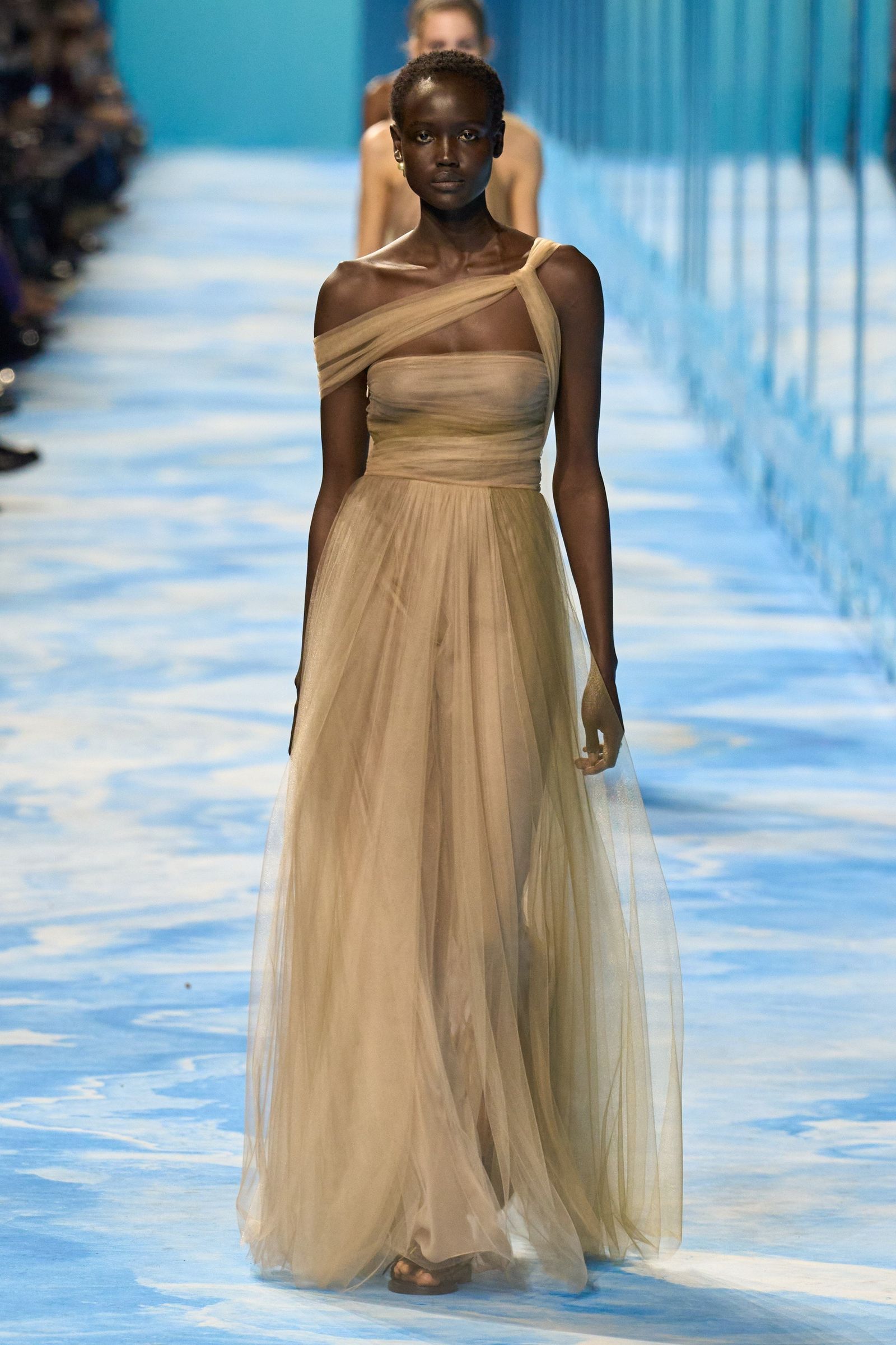 ディオール、アーチェリーのパフォーマンスも披露。スポーティで魅せる