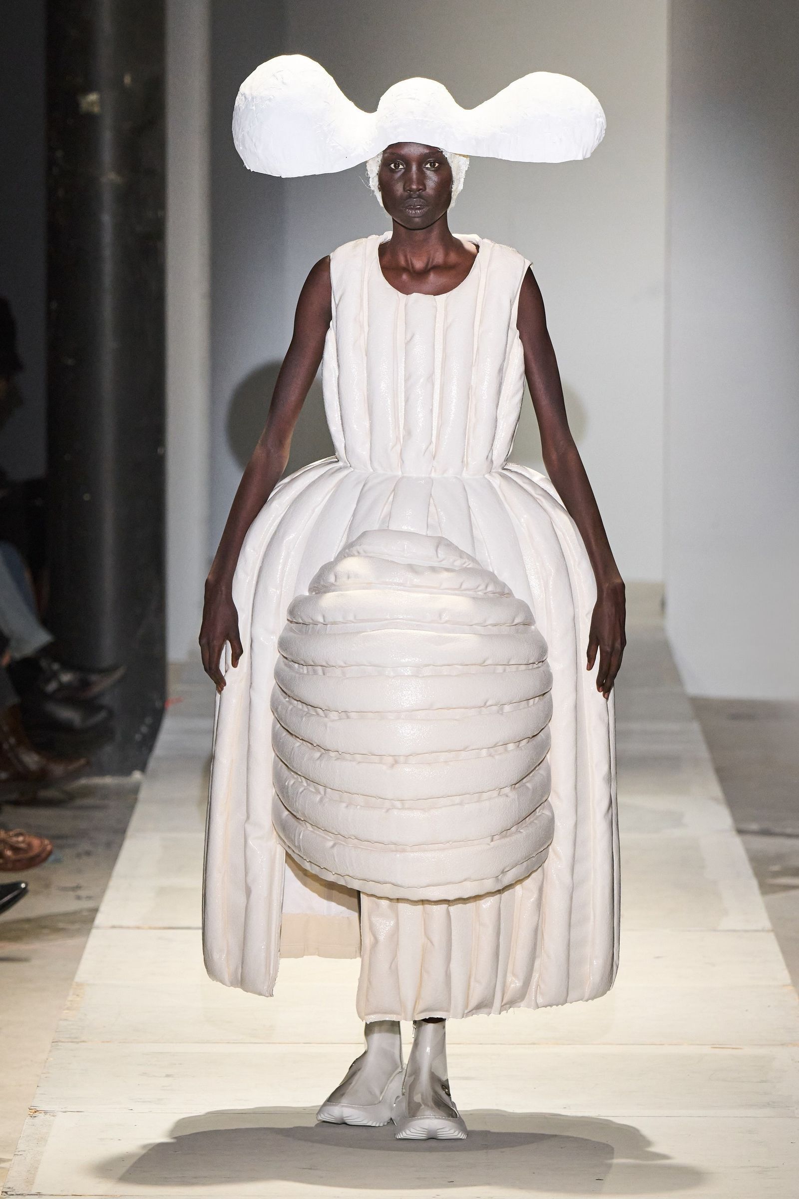 コム デ ギャルソンのテーマは「不確実な将来」。透明性の中に希望を宿