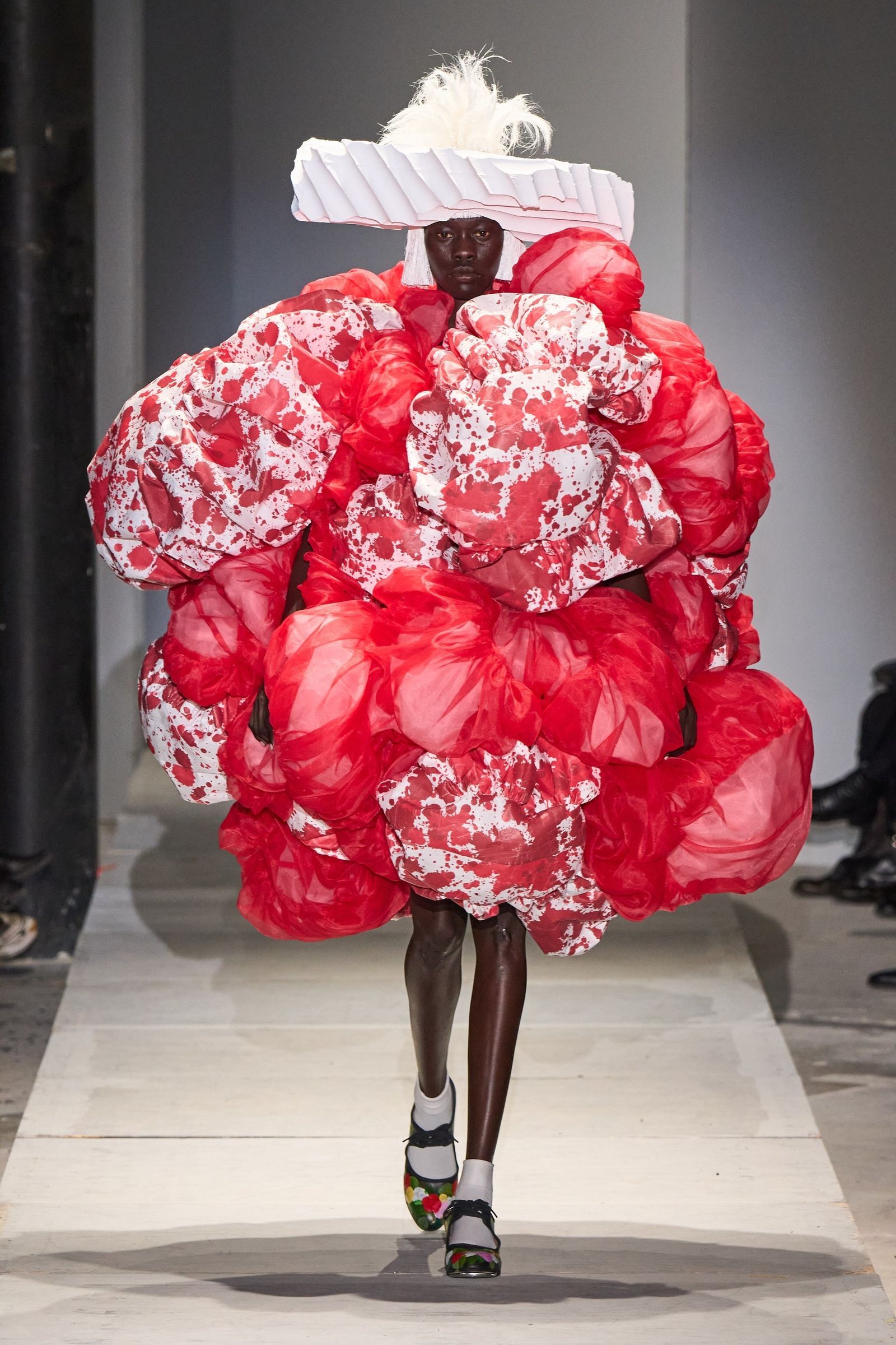 コム デ ギャルソンのテーマは「不確実な将来」。透明性の中に希望を宿