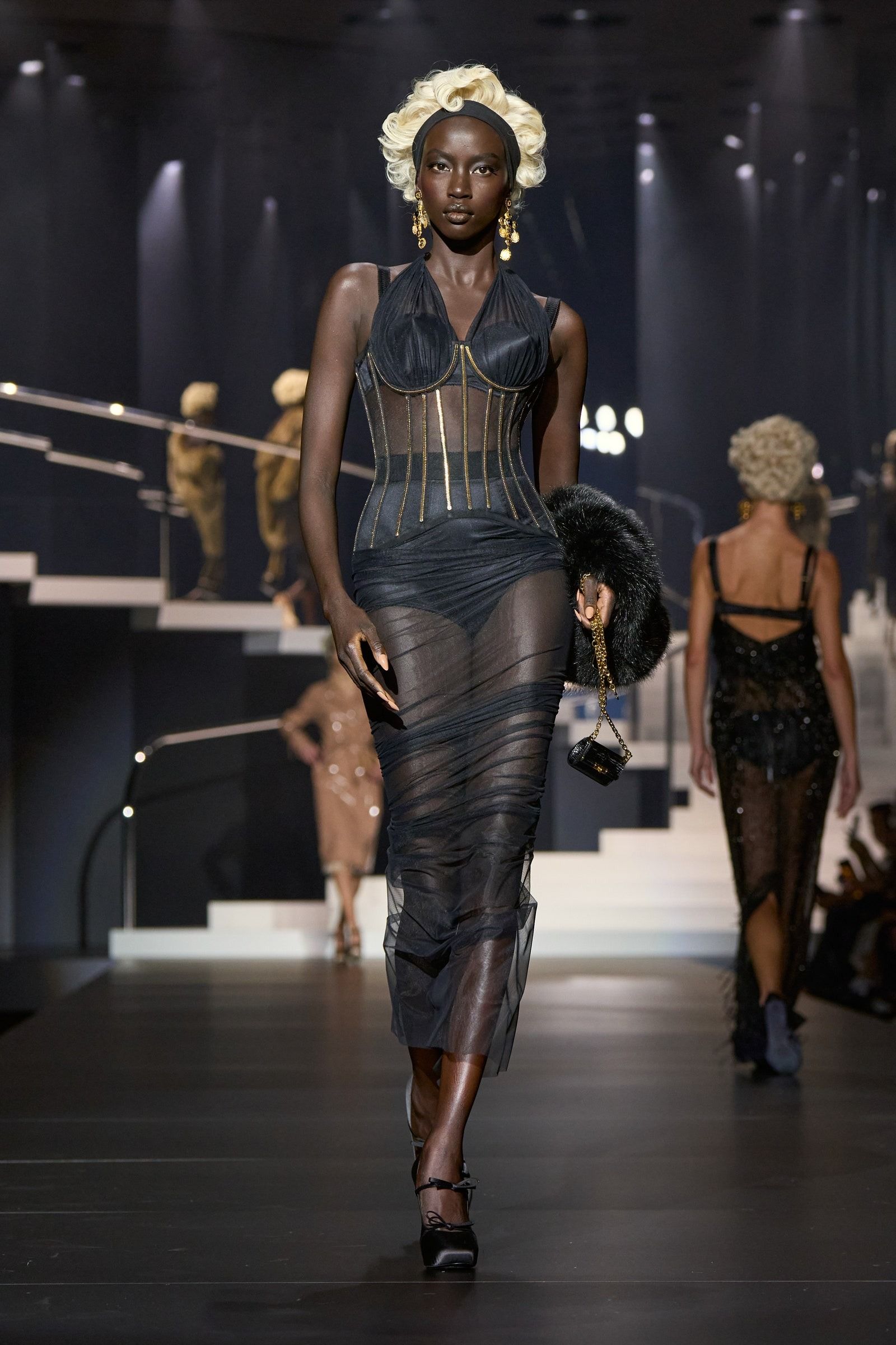 Snow Manの岩本照が魅せたブラック＆ホワイト── ドルチェ