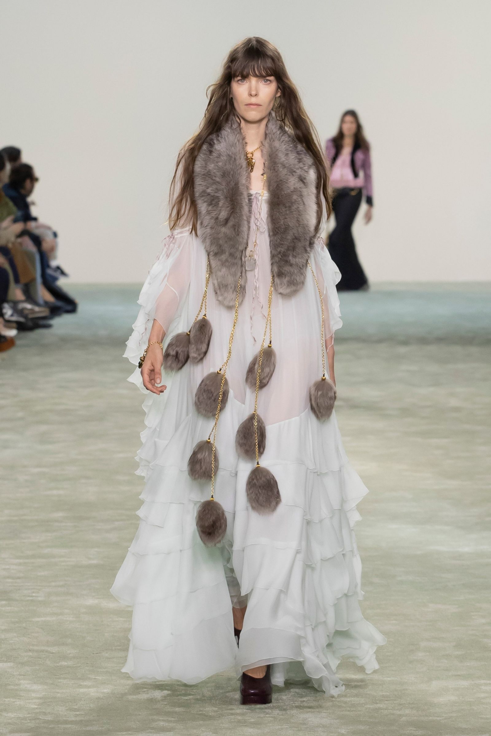 クロエが探求する多様性の美。「前進することは、過去を尊重することと