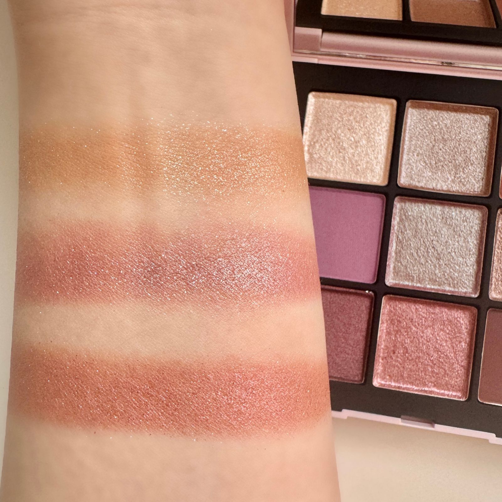 本日発売するNARSの限定アイシャドウパレットが気分。モードなピンクを