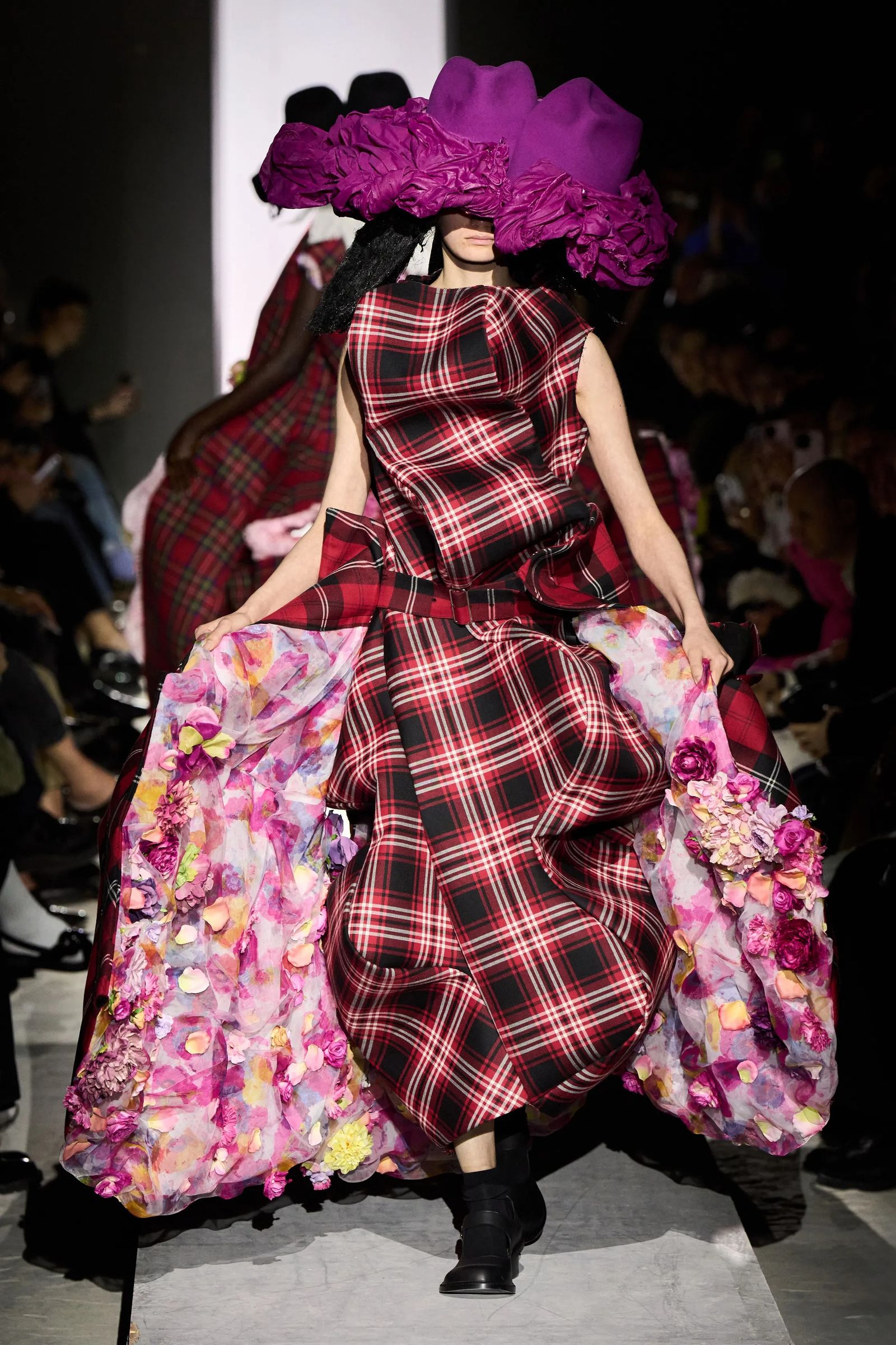 コム デ ギャルソンのテーマは「SMALLER IS STRONGER」。川久保玲が