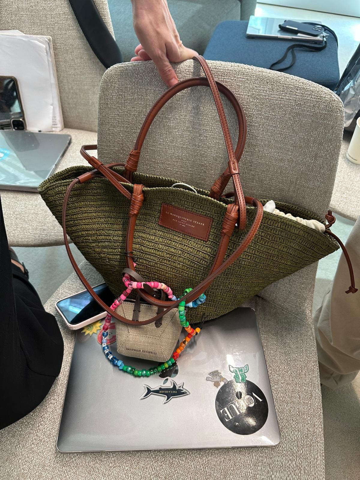 夏の本命！パリジェンヌが愛する、“ナチュラル”なイットバッグとは