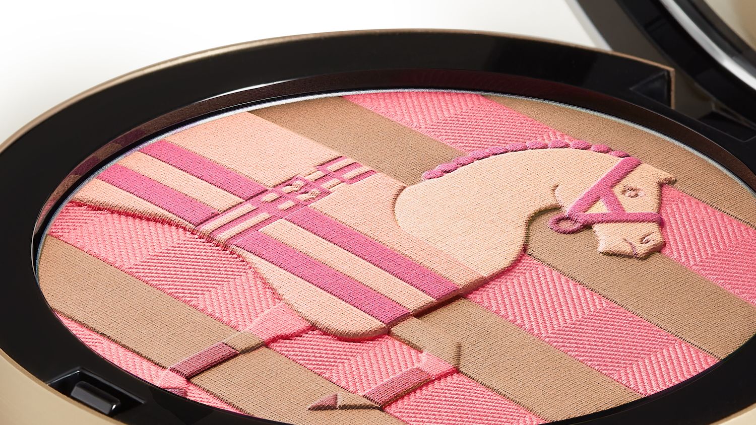 乗馬の伝統を讃える美しさ。エルメスのまるでアートなホリデー限定