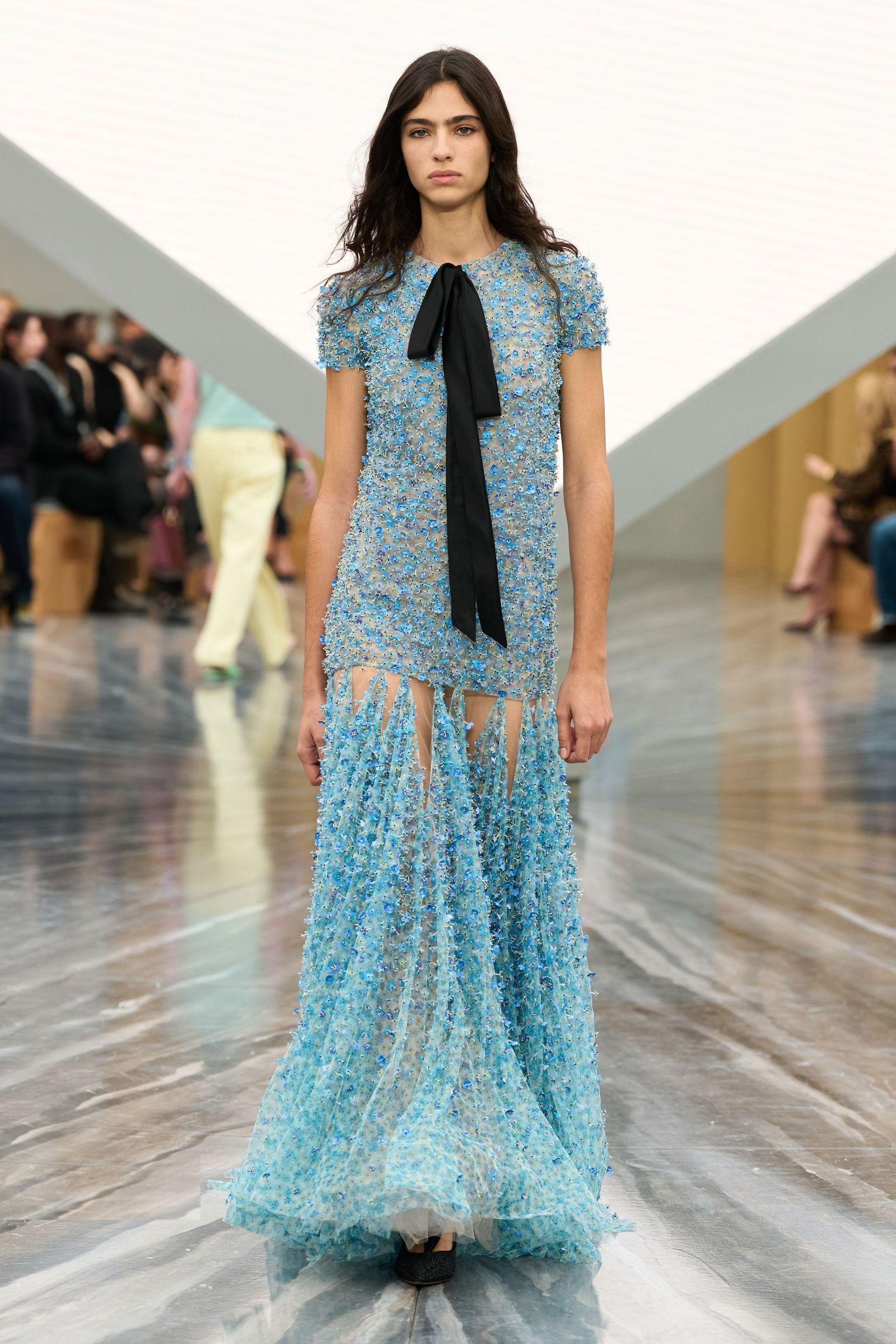 新体制のディオール、初のウィメンズショーを開催。過去に目を向けて