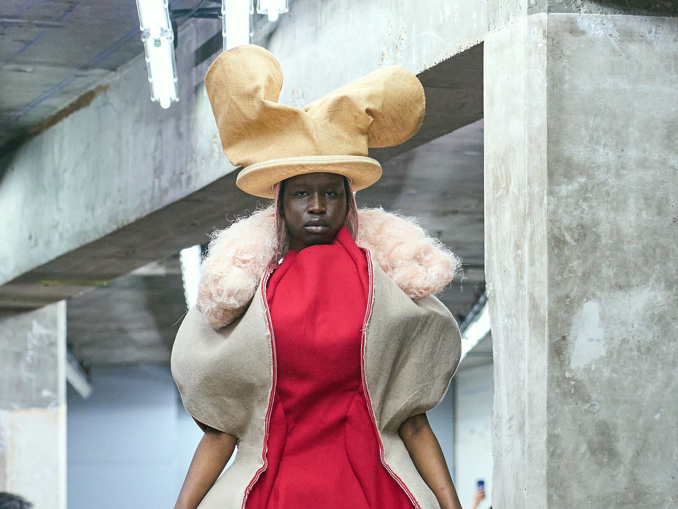 コム デ ギャルソンの全24ルックをレビュー。より強い表現を追求し