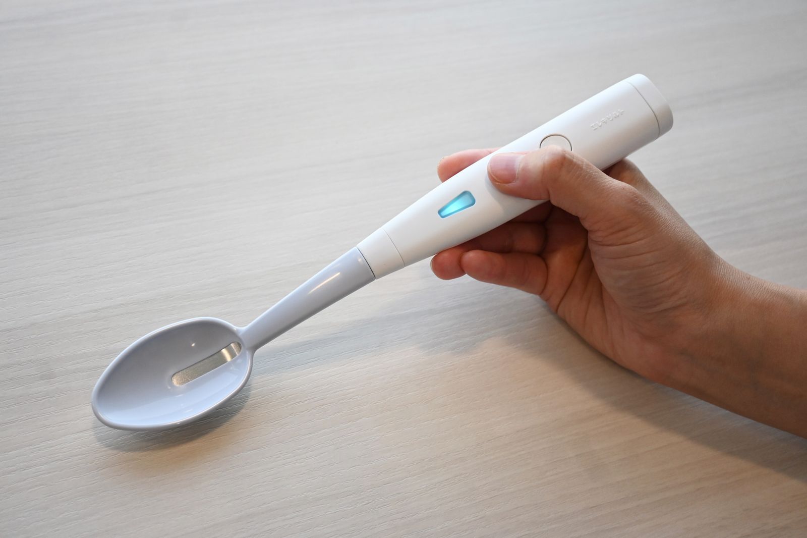電気の力で味を増幅、「エレキソルト スプーン」が味覚の“常識”を